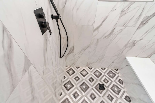 room details featuring tiled shower