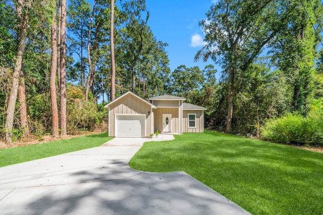 view of front of house featuring a front lawn and a garage