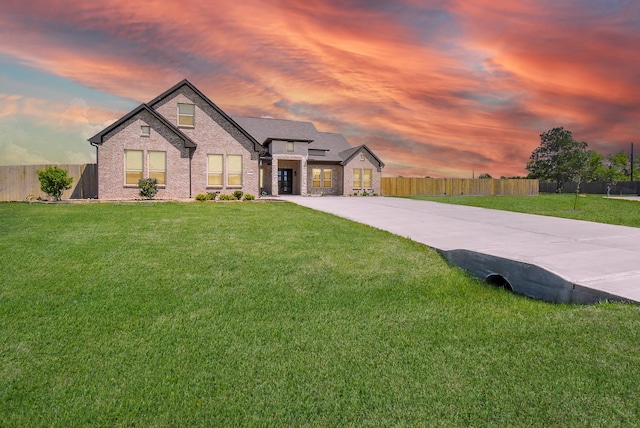 view of front of property featuring a lawn