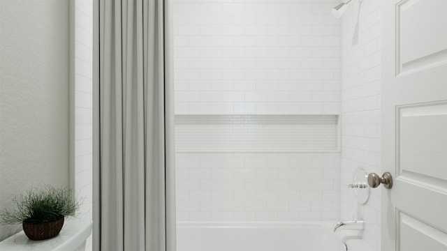 interior details with tiled shower / bath