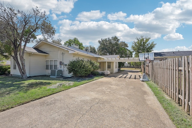 ranch-style home with cooling unit and a front yard