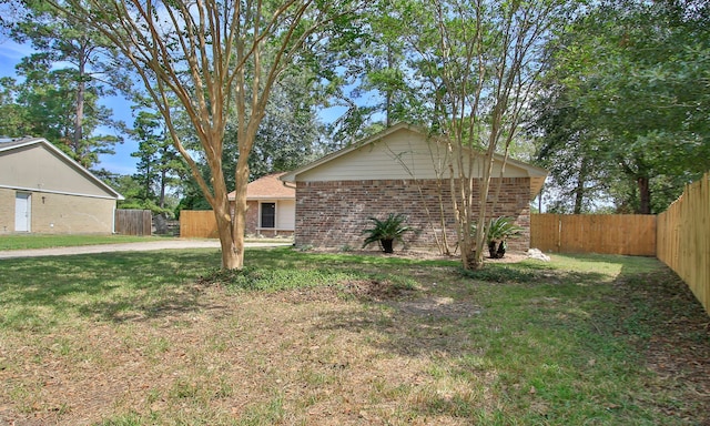 single story home featuring a front yard