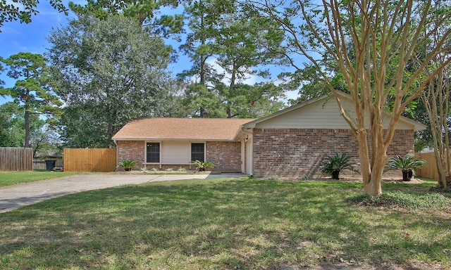 single story home with a front yard