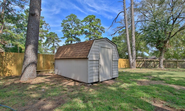 view of outdoor structure featuring a yard