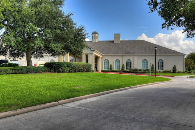 view of front of property with a front yard