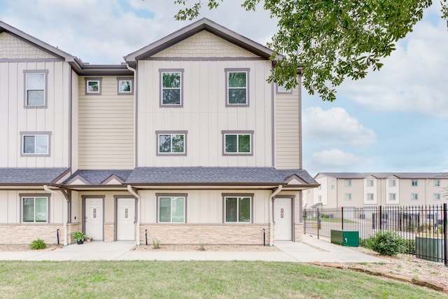 view of front of property with a front yard