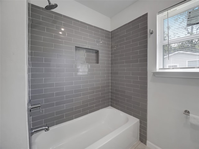 bathroom with tiled shower / bath