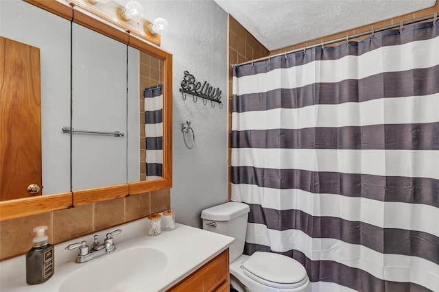 bathroom featuring a shower with shower curtain, a textured ceiling, vanity, and toilet