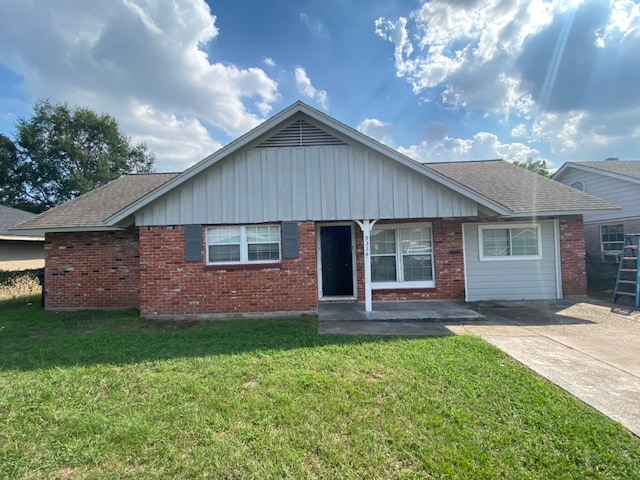 single story home featuring a front lawn