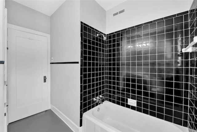 bathroom with tiled shower / bath