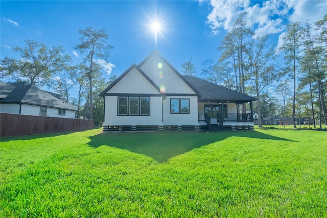 view of front of house featuring a porch and a front lawn