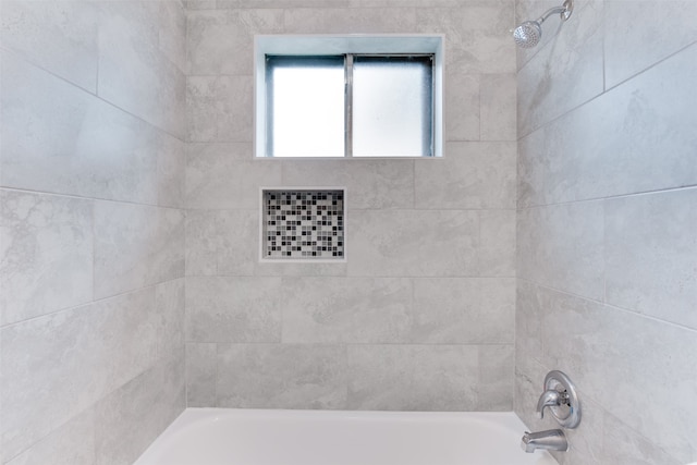 bathroom with tiled shower / bath