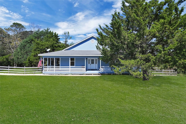 view of front facade featuring a front lawn