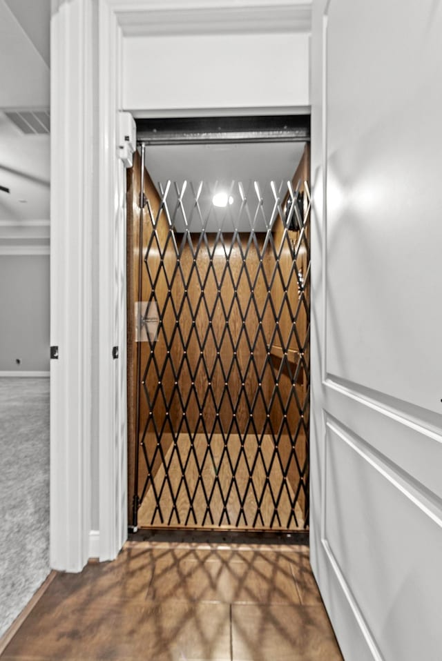 room details featuring carpet floors and crown molding