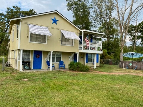 back of house featuring a lawn