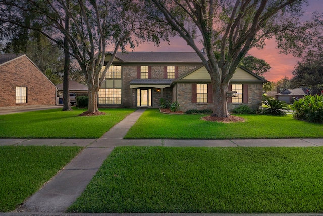 view of front facade featuring a lawn