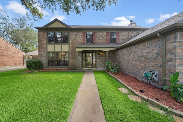 view of front facade featuring a front lawn