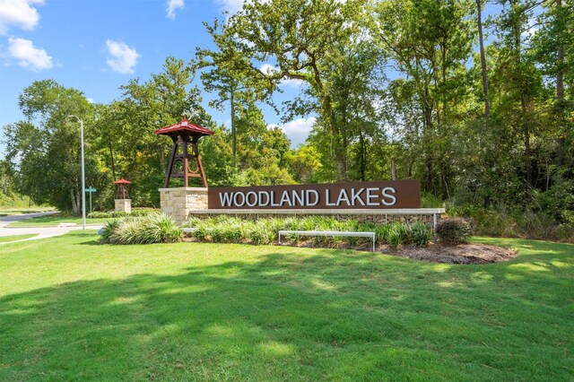 community / neighborhood sign featuring a lawn