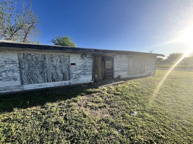 903 Mercer St, Quanah, TX 79252 - exterior space with a lawn