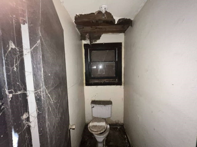 903 Mercer St, Quanah, TX 79252 - bathroom featuring toilet