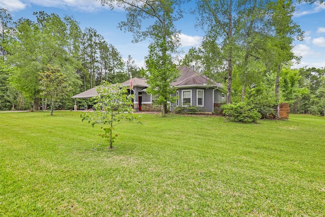 view of front of house featuring a front lawn