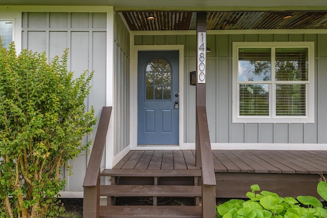 entrance to property featuring covered porch