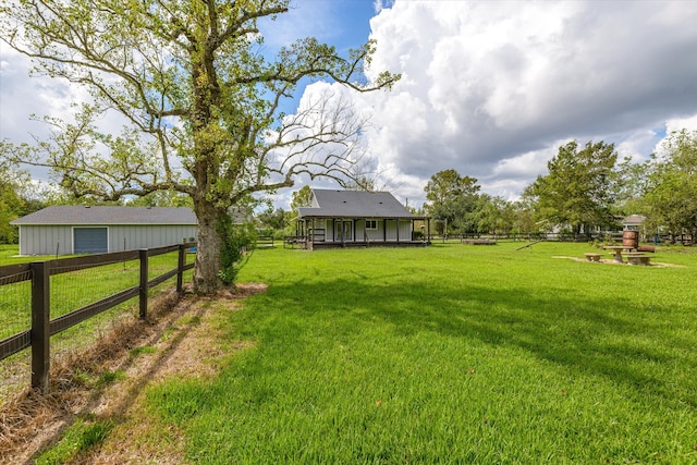 view of yard featuring a rural view