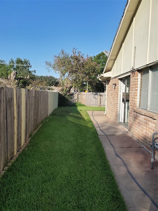 view of yard featuring a patio