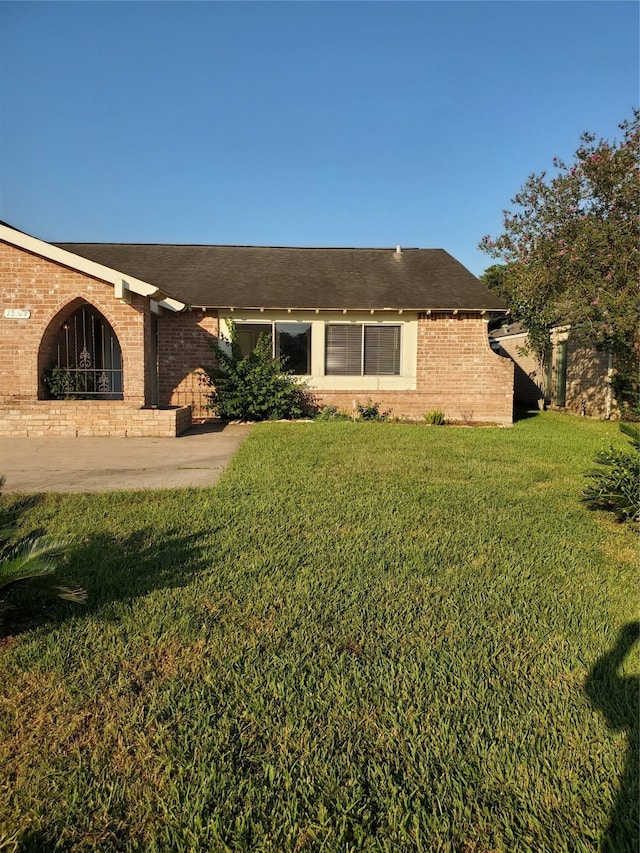 single story home featuring a front yard