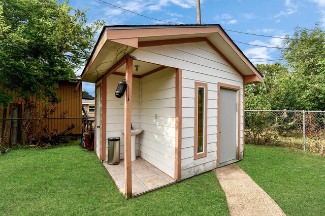 5522 Cannonway Dr, Houston, TX 77032 - view of outdoor structure featuring fence and an outbuilding