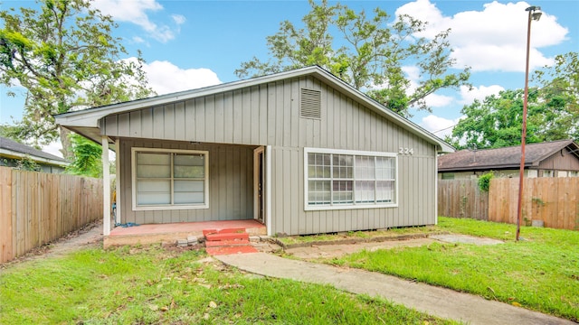 view of front of property with a front yard