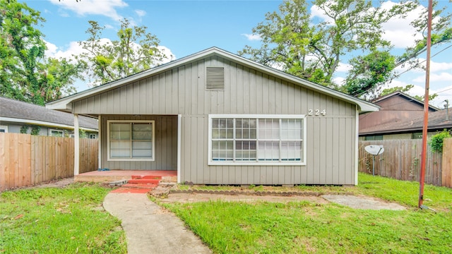 view of front of home featuring a front yard