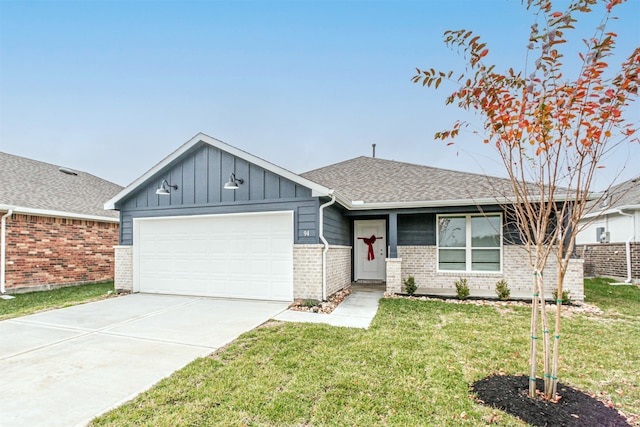 view of front facade featuring a front yard and a garage