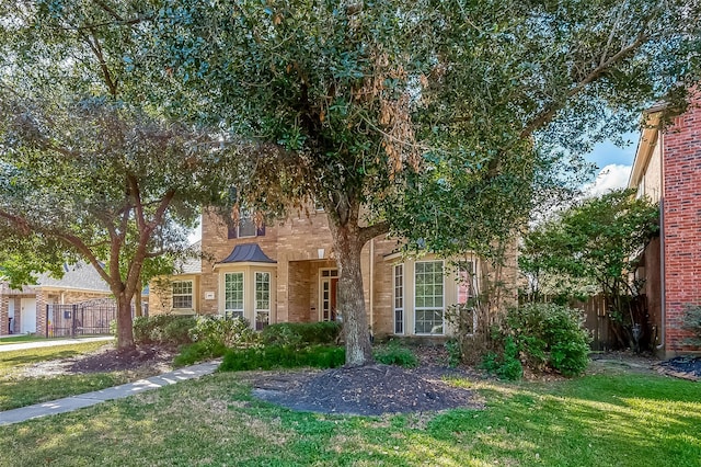 view of front of property featuring a front yard