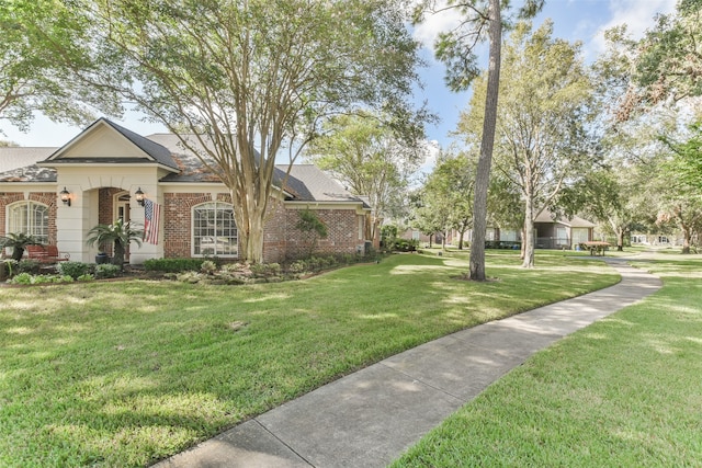 view of front of house featuring a front lawn