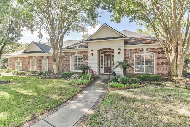 view of front of property featuring a front yard