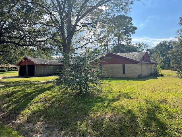 view of yard with an outdoor structure