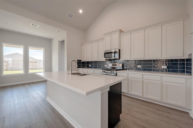 910 Rosewood Trl, Beasley, TX 77417 - kitchen featuring visible vents, a sink, tasteful backsplash, and appliances with stainless steel finishes