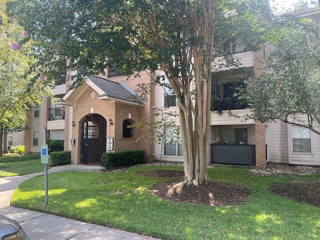 view of front of property with a front yard