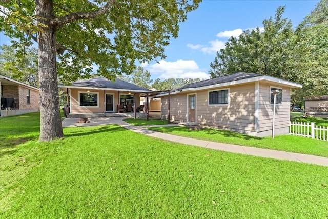 ranch-style home featuring a front lawn