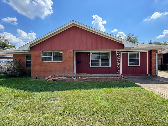 single story home featuring a front lawn