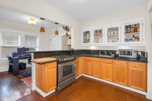 kitchen featuring pendant lighting, gas stove, dark hardwood / wood-style floors, sink, and kitchen peninsula