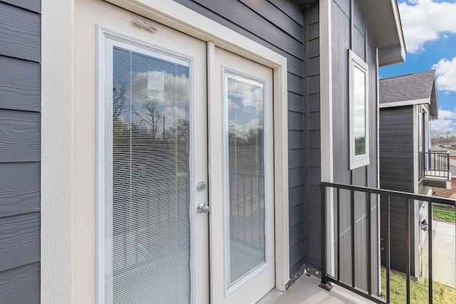 property entrance featuring a balcony