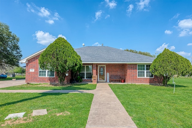 single story home with a front lawn