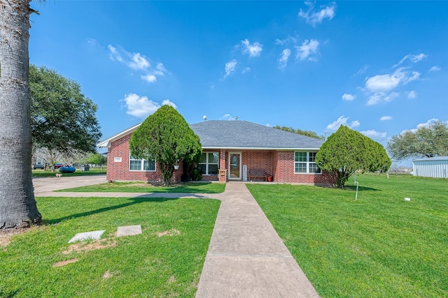 single story home with a front lawn