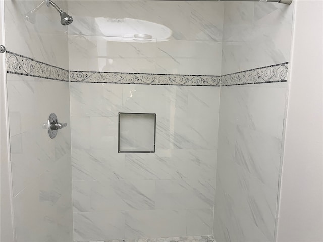 bathroom featuring a tile shower