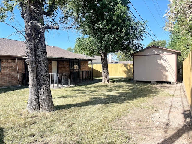 view of yard featuring a storage unit