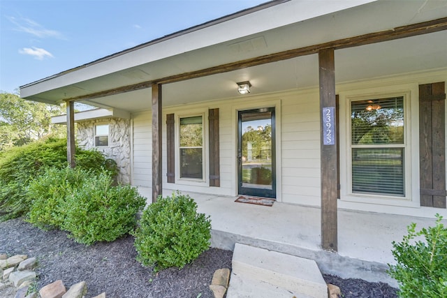 property entrance featuring a porch