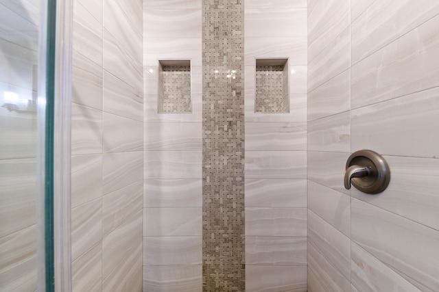 bathroom featuring tiled shower