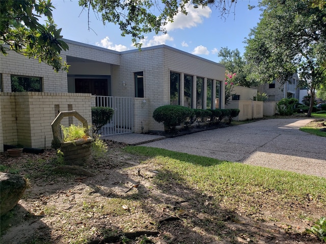 view of front of property